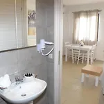 Ξενοδοχείο με διαμερίσματα Koumaros 2*