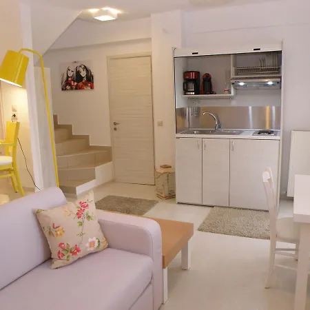 Koumaros Apart Otel Aya Paraskevi